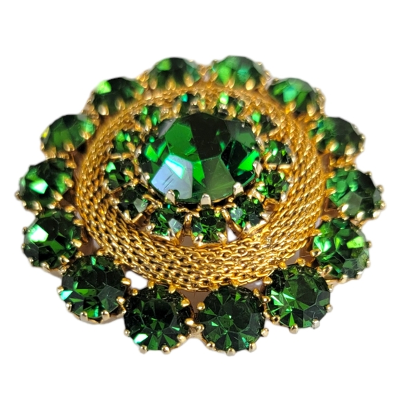 Vintage Signed WEISS Emerald Rhinestone Brooch 1950s Filigree Dome Gold Tone - Picture 3 of 7